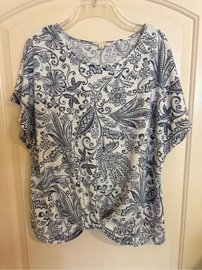 Women's White Paisley Twist Hem Short Sleeve Tee